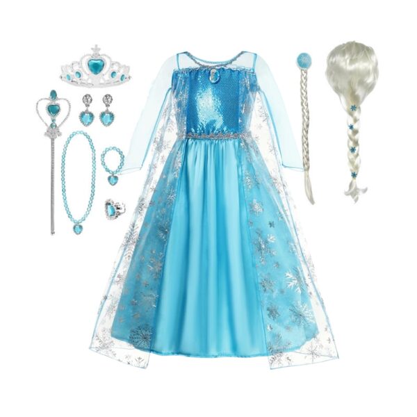 Déguisement de la Reine des Neiges pour fille avec une robe bleue étincelante et des accessoires comme une couronne, des bijoux et une tresse. La robe est ornée de flocons de neige scintillants pour un effet magique.