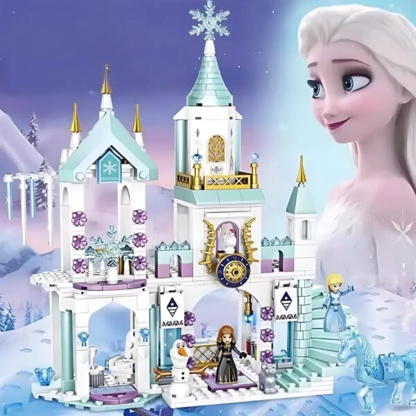 Ce jeu de construction représente le château de glace de la Reine des Neiges. Le château est orné de tourelles, de flocons de neige et de détails dorés. Les personnages inclus sont Elsa, Anna, et Olaf, ainsi qu'un cheval translucide.