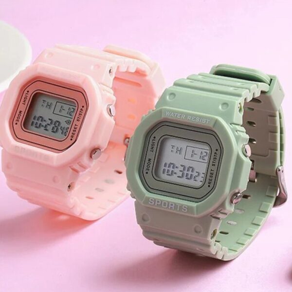 Deux montres digitales sportives pour fille, disponibles en rose pâle et vert pastel. Écran numérique avec affichage de l'heure, de la date et des fonctions supplémentaires. Design étanche et robuste, parfait pour le quotidien et les activités sportives.