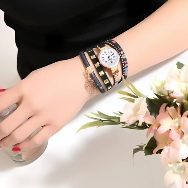 Montre fantaisie pour fille avec style bohème. Le cadran rond est entouré de plusieurs bracelets décoratifs colorés et élégants, ornés de détails en cuir et motifs géométriques.