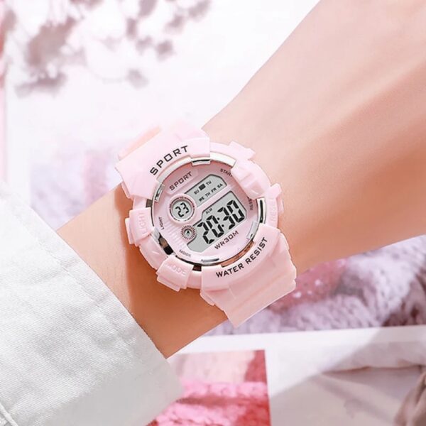 Montre sport rose pour fille, étanche et multifonction. Écran numérique avec affichage de l'heure, de la date et des secondes. Design moderne et robuste, parfait pour les activités sportives et le quotidien.
