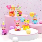 Figurines Sonny Angel de la collection "Happy Birthday". Chaque figurine représente un personnage habillé en costume coloré avec des oreilles d'ours, des chapeaux de fête et des accessoires comme des ballons, des gâteaux et des cadeaux, créant une ambiance festive et joyeuse.