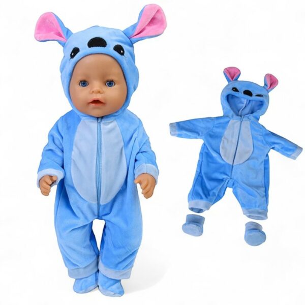pyjama Stitch bleu ciel pour poupée, capuche avec oreilles roses, porté par un poupon, et présenté vide à coté ; sur fond blanc