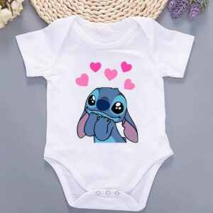 body blanc à manches courtes avec imprimé Stitch rose ou bleu au centre, posé à plat, sur fond gris.