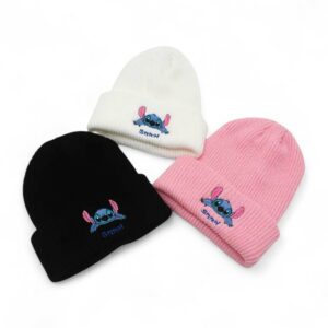 3 Bonnets Stitch brodé pour fille coloris , rose et noir, avec motif brodé sur le devant.