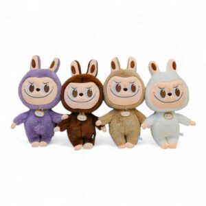 peluche Labubu au pelage doux, avec grandes oreilles et sourire espiègle, disponible en plusieurs couleurs pastel