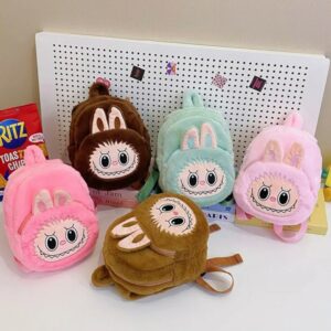 plusieurs sac à dos en peluche douce avec visage de monstre Labubu, oreilles de lapin et bretelles assorties, de différentes couleurs sur un bureau.