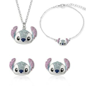 Set bijoux Stitch pour fille : collier, bracelet et boucles d’oreilles fantaisie avec tête de stitch en pendentif / en puce d'oreille. Le set est présenté sur fond blanc.
