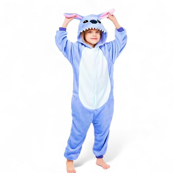 Jeune fille portant une combinaison en peluche qui représente Stitch, avec une capuche. Elle est sur fond blanc.