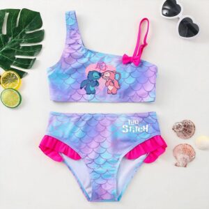 Maillot de bain enfant Stitch et Angel style sirène avec écailles pastel et volants roses.