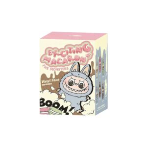 Peluche monstre kawaii debout dans sa boite sur fond blanc.