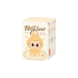 Peluche monstre assis kawaii style Labubu à collectionner dans sa boite sur fond blanc.