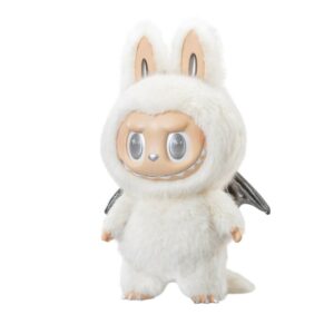 peluche Labubu blanche avec ailes argentées et grands yeux brillants, debout sur fond céleste lumineux