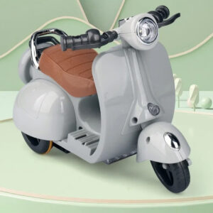 Scooter électrique miniature pour peluche style Labubu gris sur fond vert.