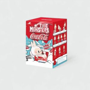 Une boîte mystère figurine style Labubu collection Coca Cola the monsters aux couleurs de la marque Coca Cola sur un fond gris