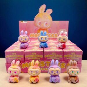 7 figurines style monstres labubu de couleurs différentes, assises et tenant un coeur avef une serrures dans leurs mains, assisses sur leurs boites, sur un comptoir en bois avec un mur foncé en arrière plan.