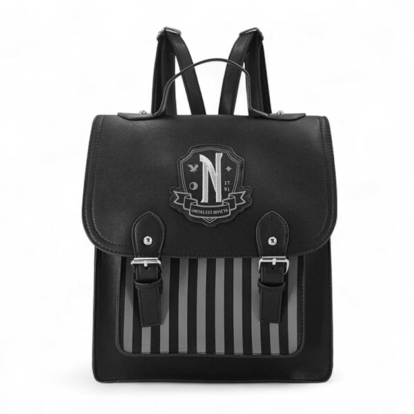 mini sac à dos noir Mercredi Addams avec écusson Nevermore, sur fond blanc