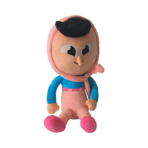 Zari, peluche Duolingo assise sur fond blanc, bras détendus, design coloré de rose et bleu au regard attentif, idéale pour éveiller l’imaginaire sans bruit.