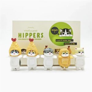 Cinq figurines Mofusand Hippers en forme de chats kawaii déguisés, alignées de dos, fixées sur une boîte mystère blanche et verte décorée du logo Mofusand Hippers.