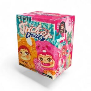 Wakuku blind box aux couleurs pastels de rose et turquoise, couverte de dessin Kawaii à l'effigie des personnages enfantins Wakuku sur fond blanc.