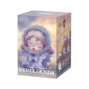 Blind box style Skullpanda thème floral sur fond blanc. Sur la boîte, on y voit une peluche habillée d'un costume couleur lilas et aux yeux fermés.