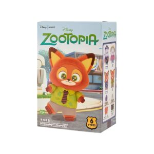 Blind box Zootopia sur fond blanc. Le personnage du renard se trouve sur la face avant de la boîte. Il est habillé d'une chemise verte et d'une cravate rayée.