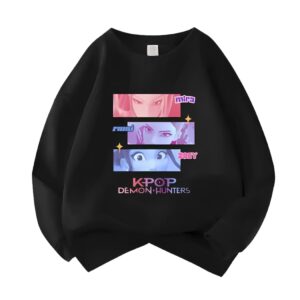 Sweat fille K-pop Demon Hunters noir motif coloré avec les visages des 3 héroïnes dans des rectangles avec leur prénom inscrit. Sur fond blanc.