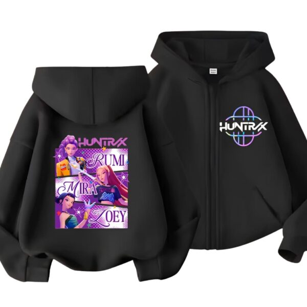 Sweat fille K-pop Demon Hunters style streetwear à capuche de couleur noir. A gauche, le sweat vu de dos avec un grand motif coloré de héroïnes de l'animé. A droite, le sweat vu de face avec une fermeture zippée et un logo côté cœur. Sur fond blanc.