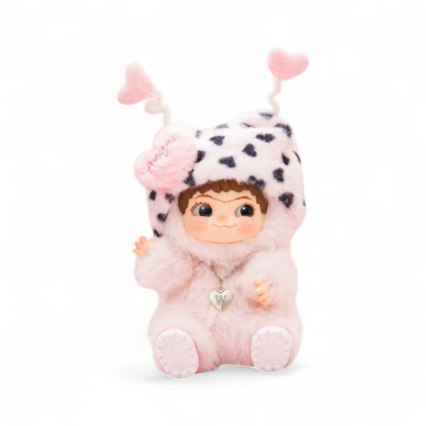 Peluche officielle Wakuku - Angel, un visage enfantin dans le style kawaii, un déguisement en peluche de couleur rose pastel et un bonnet léopard blanc et noir doté d'antenne en forme de cœur sur fond blanc.