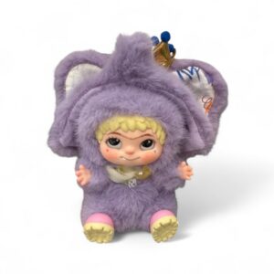 Peluche officielle Wakuku - Ton Ton purple graffiti, un visage enfantin kawaii avec les joues roses et les cheveux blonds, ornementé d'un déguisement d'éléphant violet pastel, de grandes oreilles et d'une petite couronne sur fond blanc.