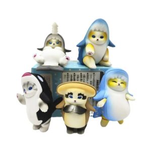 Figurine Mofusand représentant un chat déguisé en requin beige devant une boîte bleue à pois blancs, style blind box kawaii à collectionner.