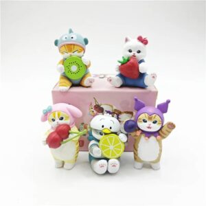 Cinq figurines Mofusand déguisées en personnages Sanrio avec des fruits colorés