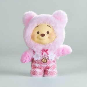 Peluche de Winnie l'Ourson dans un coloris rose au style kawaii inspiré des Labubu, sur fond gris