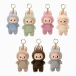 Plusieurs peluches Labubu au style kawaii dans différents coloris sur fond blanc