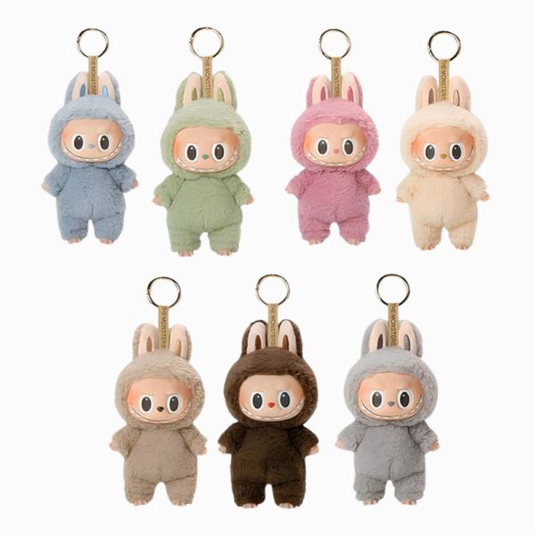 Plusieurs peluches Labubu au style kawaii dans différents coloris sur fond blanc