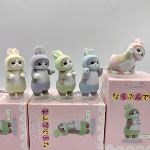 Figurines Mofusand en costume de lapin pastel posé sur leur boites, collection de 5 modèles aléatoires