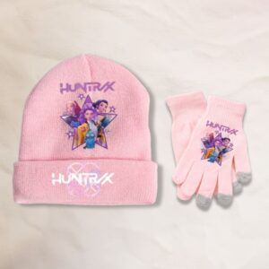 Gants fille et bonnet roses K-pop Demon Hunters avec un motif des 3 héroïnes sur chaque élément. Des tulipes jaunes et blanches sur la gauche et des lunettes de soleil au-dessus du bonnet.