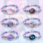 Lot de 6 bracelets K-pop Demon Hunters avec perles pastel roses, violettes et blanches. Au centre du bracelet, un médaillon avec une image des héros du film. En fond, les héroïnes en coloris très clairs.