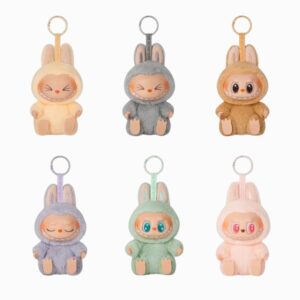 Plusieurs peluches porte-clefs de Labubu dans des coloris pastel sur fond blanc