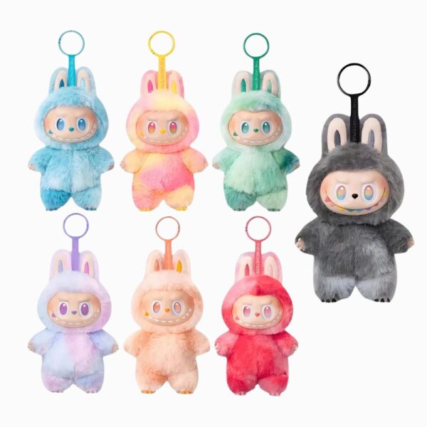 Plusieurs peluches porte-clef Labubu dans des coloris pop sur fond blanc