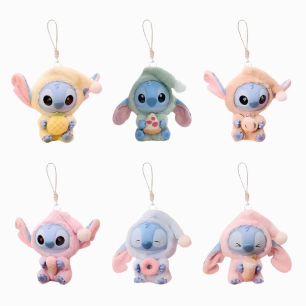 Plusieurs peluches porte-clef Stitch dans des coloris pastel sur fond blanc