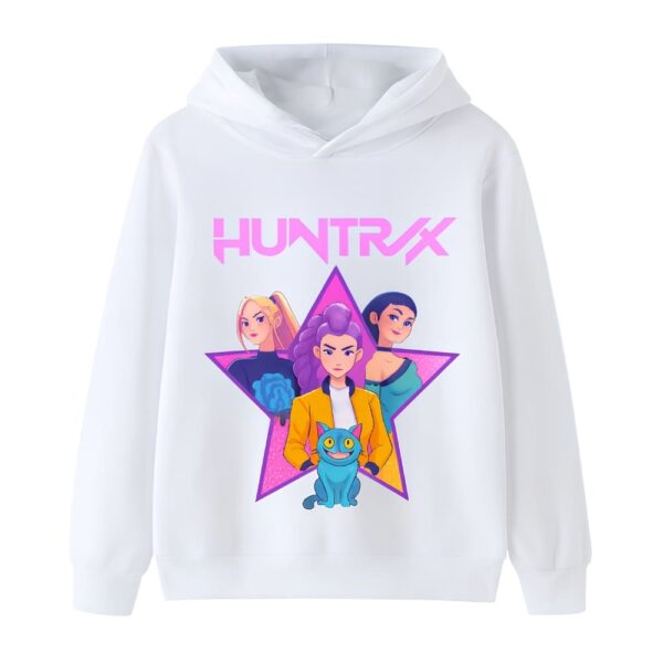 Sweat fille K-pop Demon Hunters blanc à capuche avec motif Huntrix et personnages sur une étoile rose. Sur fond blanc.