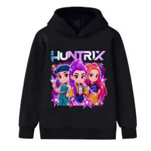 Sweat fille K-pop Demon Hunters motif Huntrix avec capuche de couleur noire. Le motif est coloré et représente les trois filles héroïnes en version dessin animé avec le nom Huntrix au-dessus. Sur fond blanc.