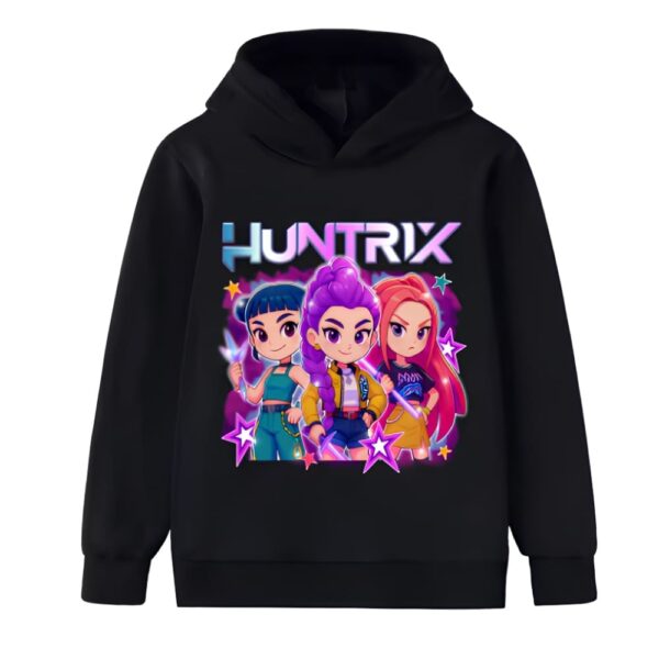 Sweat fille K-pop Demon Hunters motif Huntrix avec capuche de couleur noire. Le motif est coloré et représente les trois filles héroïnes en version dessin animé avec le nom Huntrix au-dessus. Sur fond blanc.