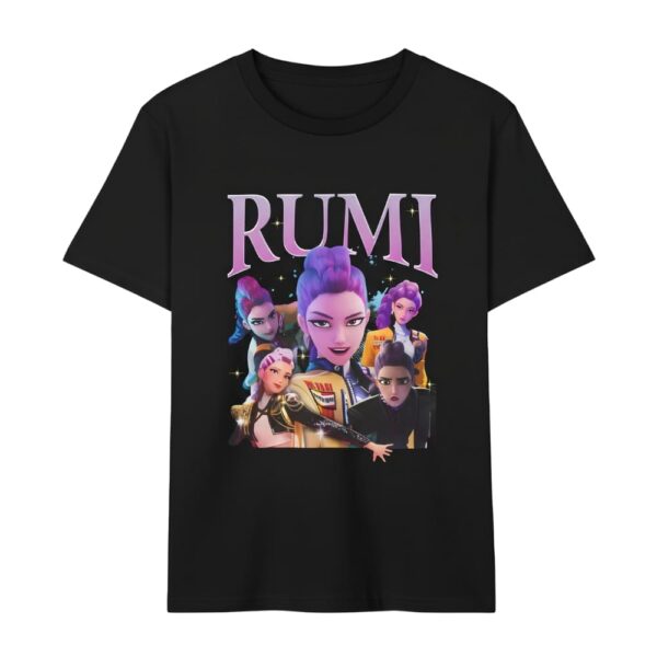 T-shirt fille K-pop Demon Hunters noir motif Rumi avec son nom écrit au-dessus. Sur fond blanc.