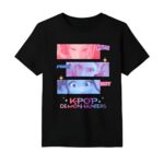 T-shirt fille K-pop Demon Hunters noir motif coloré Zoey Rumi Mira avec leur visage dans des rectangles, leur nom sur le côté. Sur fond blanc.