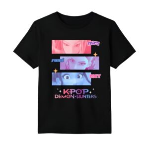 T-shirt fille K-pop Demon Hunters noir motif coloré Zoey Rumi Mira avec leur visage dans des rectangles, leur nom sur le côté. Sur fond blanc.