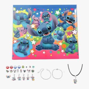 Calendrier de l'Avent Stitch bijoux à créer sur fond blanc. La boite aux couleurs de Stitch en haut et en-dessous, les charms, deux bracelet en métal et un collier en cordon noir.