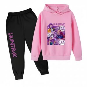 Jogging fille K-pop Demon Hunters bicolore avec un pantalon noir avec une inscription "Huntrix" en majuscules violettes sur une jambe et un sweat à capuche rose avec un imprimé au centre des trois héroïnes avec leurs prénoms. Sur fond blanc.