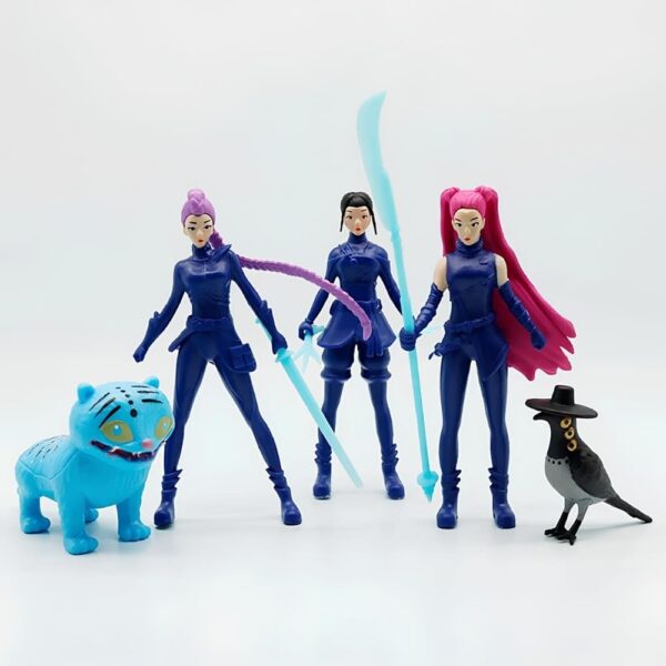 Lot de 5 figurines K-pop Demon Hunters comprenant le tigre Derpy, Zoey, Mira, Rumi et la pie sur fond clair.